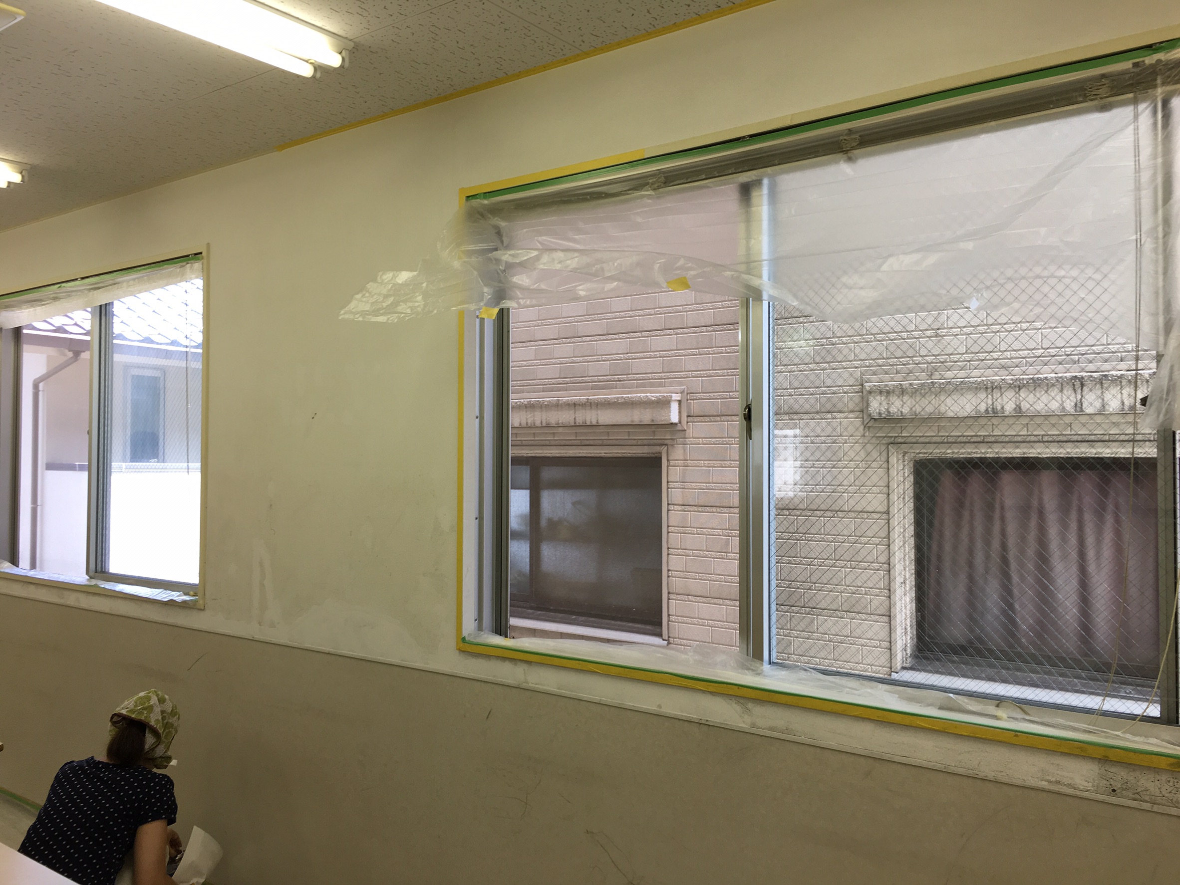 Diyで壁の塗装 アクセントウォールのある教室に 広島のデザイン事務所 ロバ企画室 デザインで たのしく あったかく